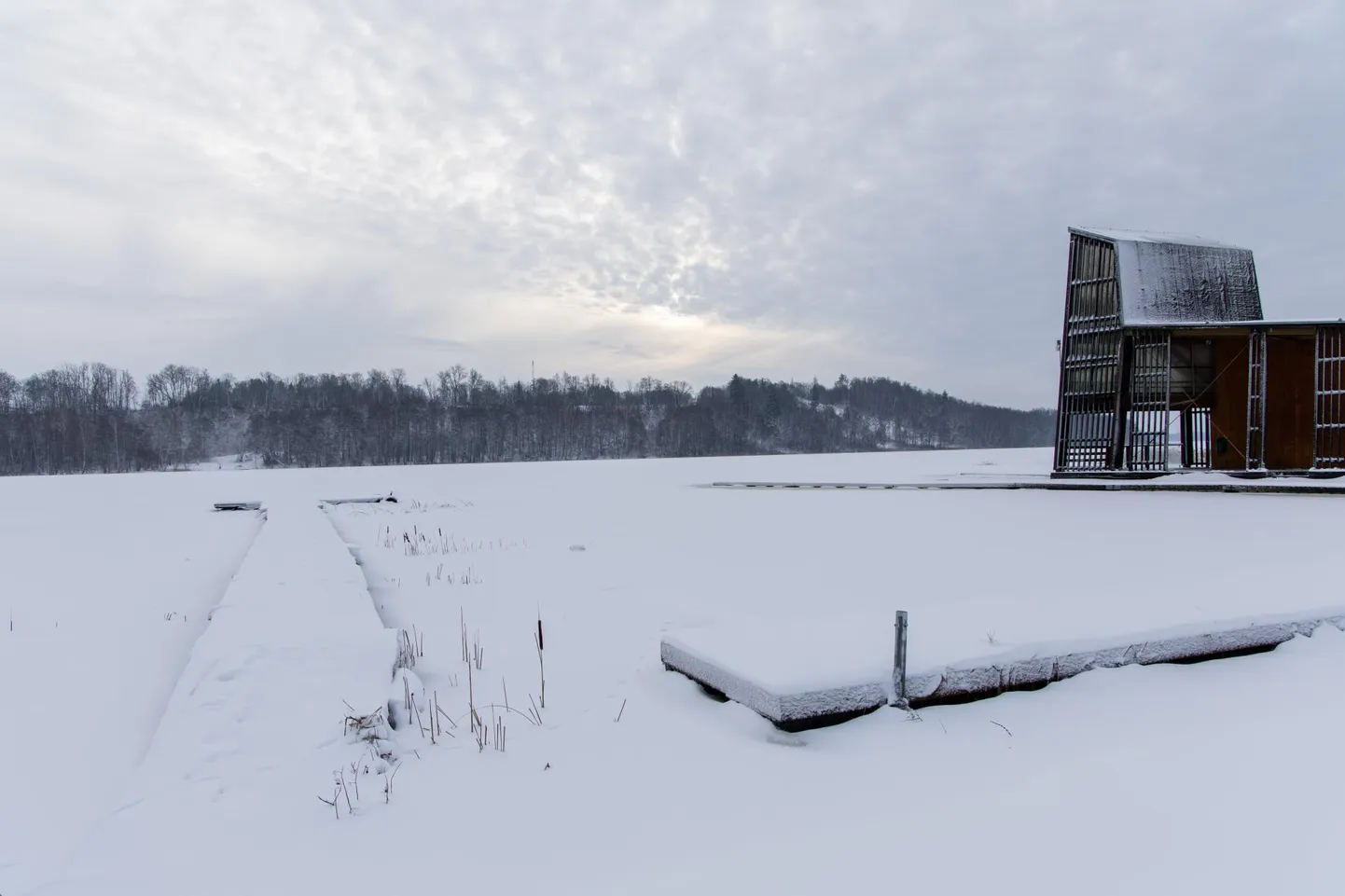 Eelmisel nädalal oli jää paksus Viljandi järvel mõnel pool seitse sentimeetrit ja mõnel pool paar-kolm sentimeetrit.
