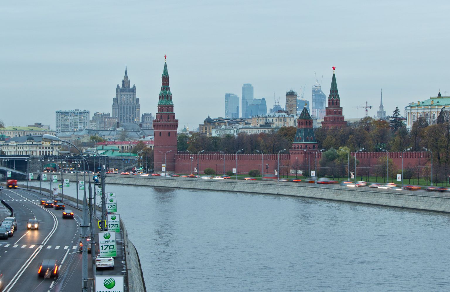 Vaade Moskvas Kremlile, vasakul taga  paistab Vene välisministeerium.