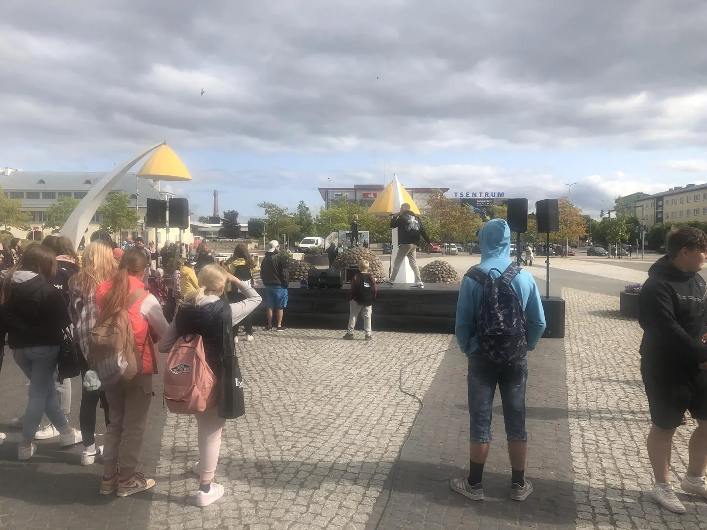 Rakvere avatud noortekeskus korraldas Keskväljakul lastekaitsepäevapeo.