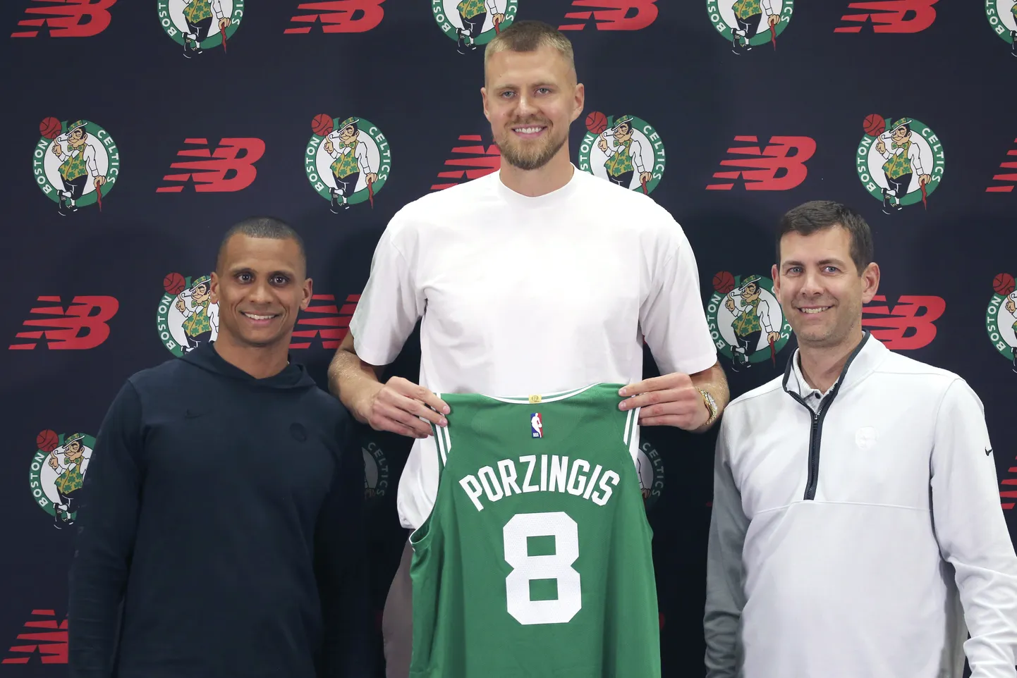 NBA kluba Bostonas "Celtics" pārstāvji: galvenais treneris Džo Mazulla, basketbolists Kristaps Porziņģis un komandas prezidents basketbola jautājumos Breds Stīvenss