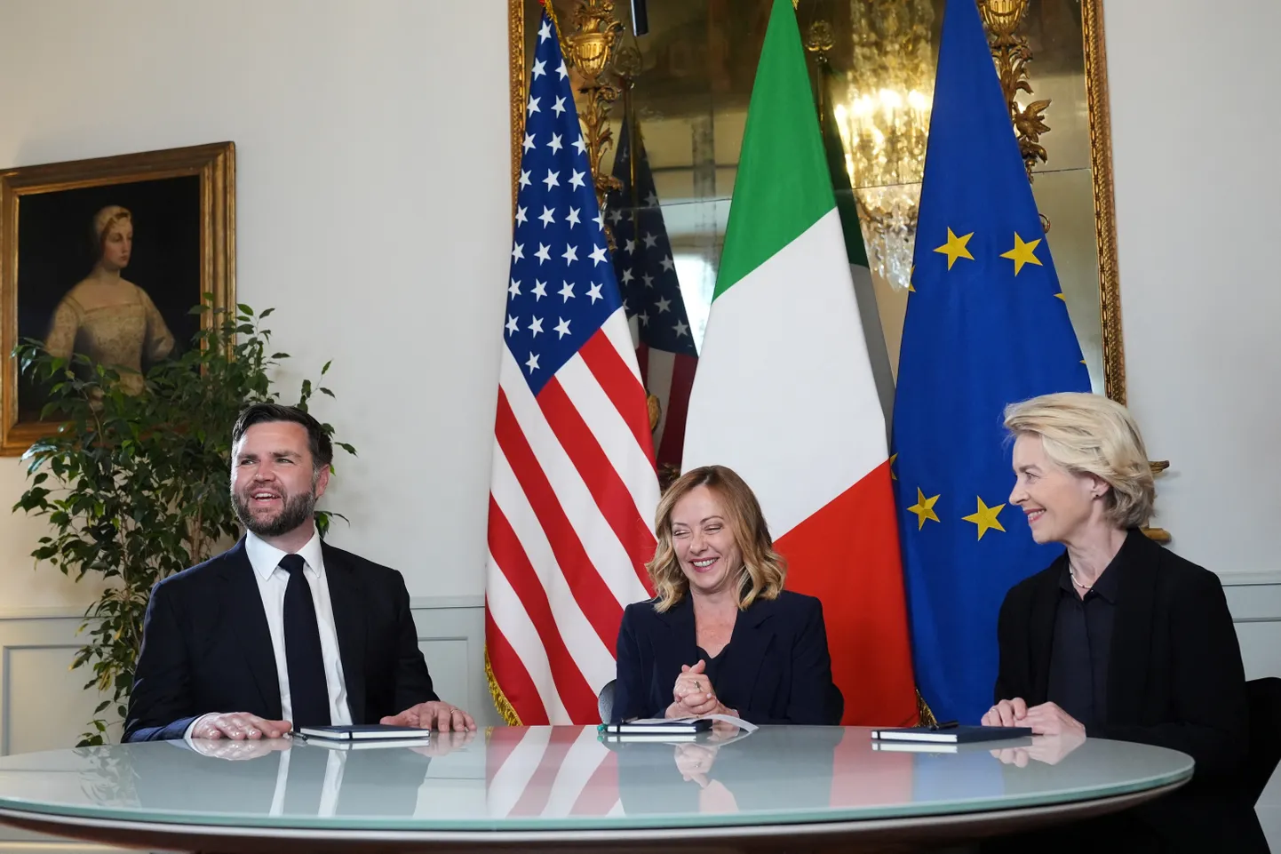 USA asepresident JD Vance, Itaalia peaminister Giorgia Meloni ja Euroopa Komisjoni president Ursula von der Leyen 18. mail kohtumisel Roomas.