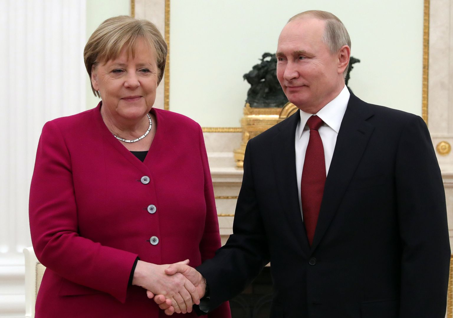 Bijusī Vācijas kanclere Angela Merkele un Krievijas vadonis Vladimirs Putins.