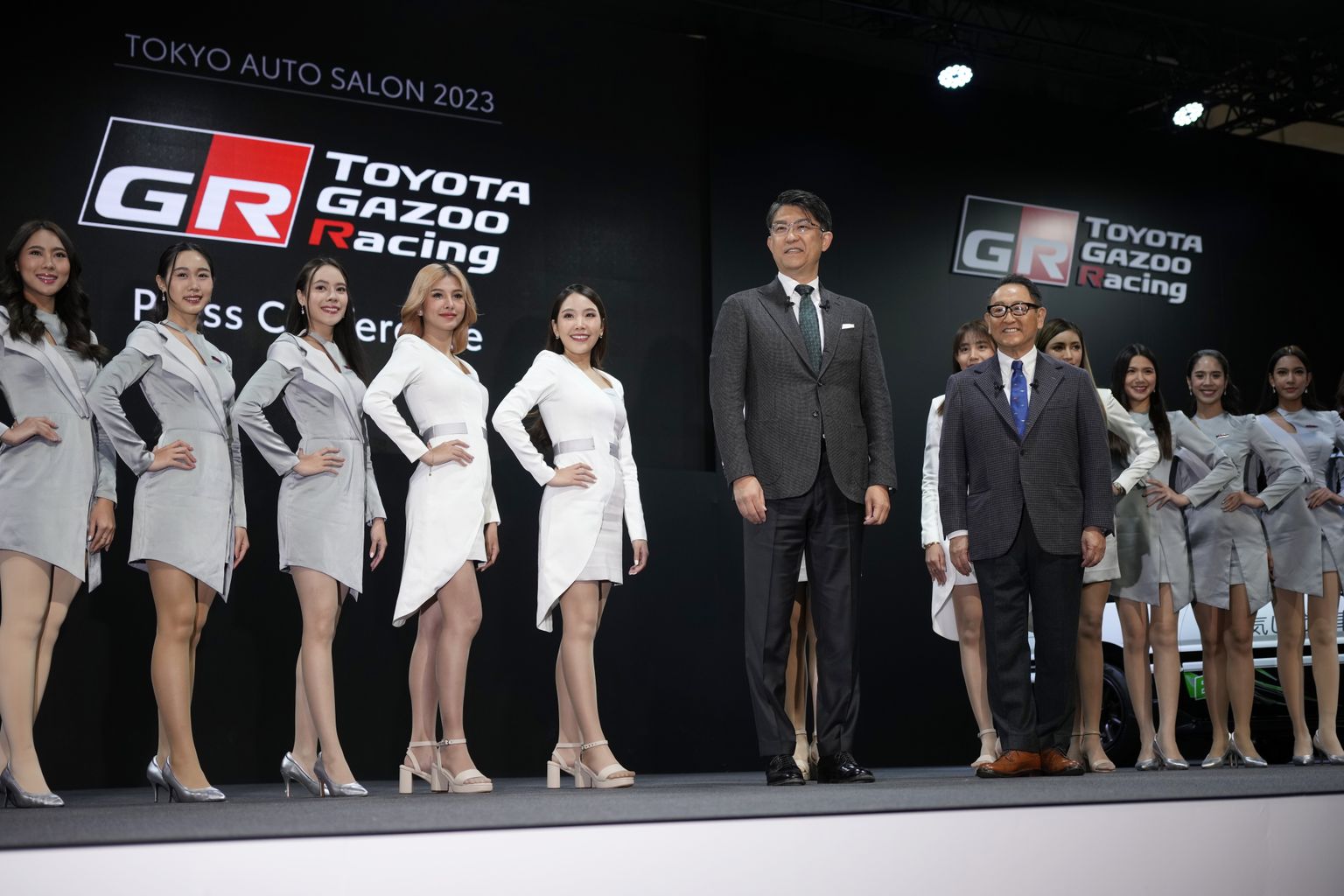 Toyota praegune tegevjuht Akio Toyoda (vasakul) ja tema mantlipärija Koji Sato (paremal).
