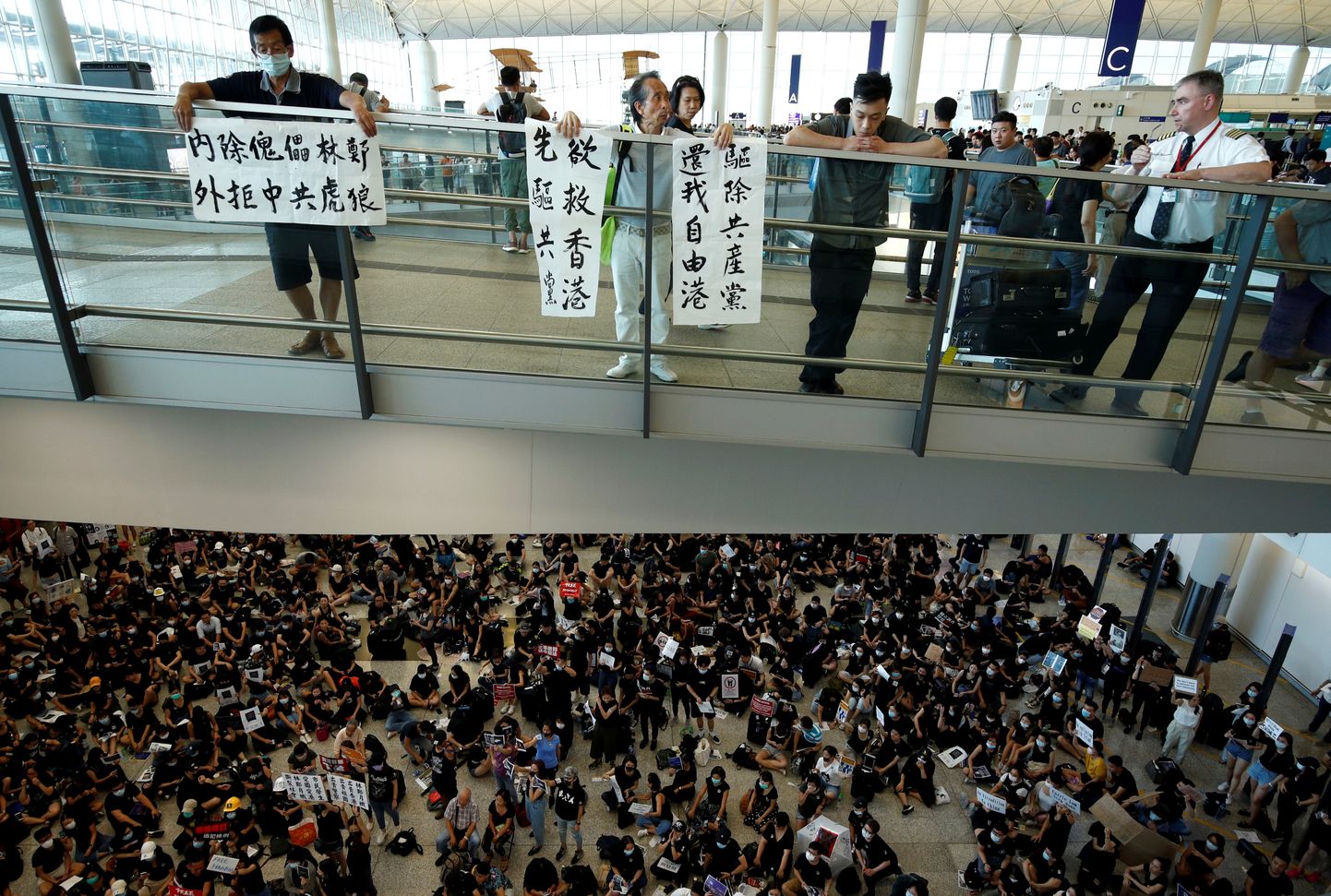 Meeleavaldajad Hongkongi lennujaamas.