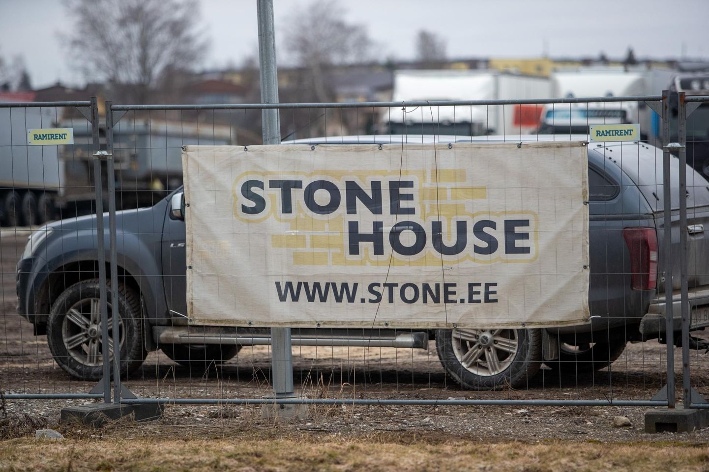 Tänavusel Viljandi tänavahoolduse hankel osales neli ettevõtet, parima pakkumise tegi kohalik firma Stone House. 1,65 miljonit eurot nelja aasta eest on tunduvalt väiksem summa, kui oli eelmisel aastal tüliõunaks osutunud RoadWesti väidetavalt liiga väike pakkumine.