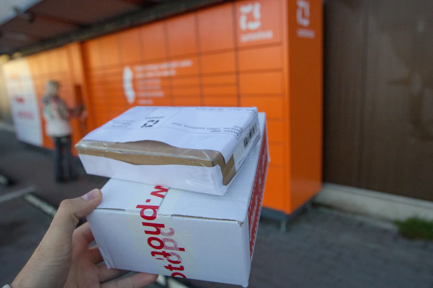 Eesti Posti Omniva pakiteenus Jaama puiesteel, paki saatmine, saadetis.

Foto: Arvo Meeks/Valgamaalane