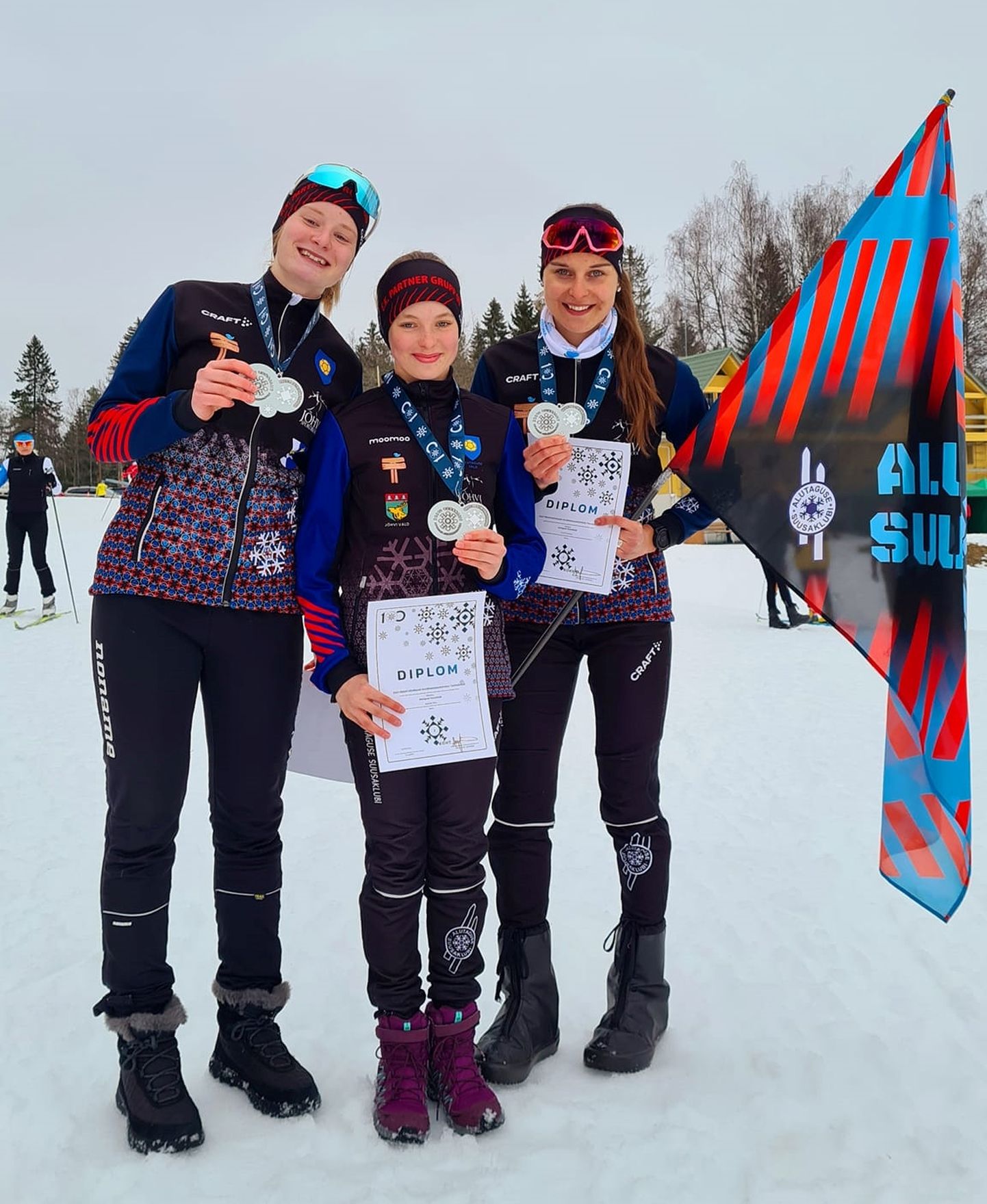 Eesti täiskasvanute meistrivõistlustel hõbemedali võitnud Alutaguse suusaklubi naiskonda kuulusid Herta Rajas, Anette Ahu ja Aveli Uustalu.