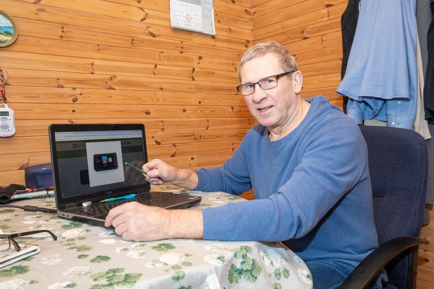 Saarlane Jüri Velve näitab arvutist uneapnoe raviks kasutatavat aparaati ResMed AirSense 10.