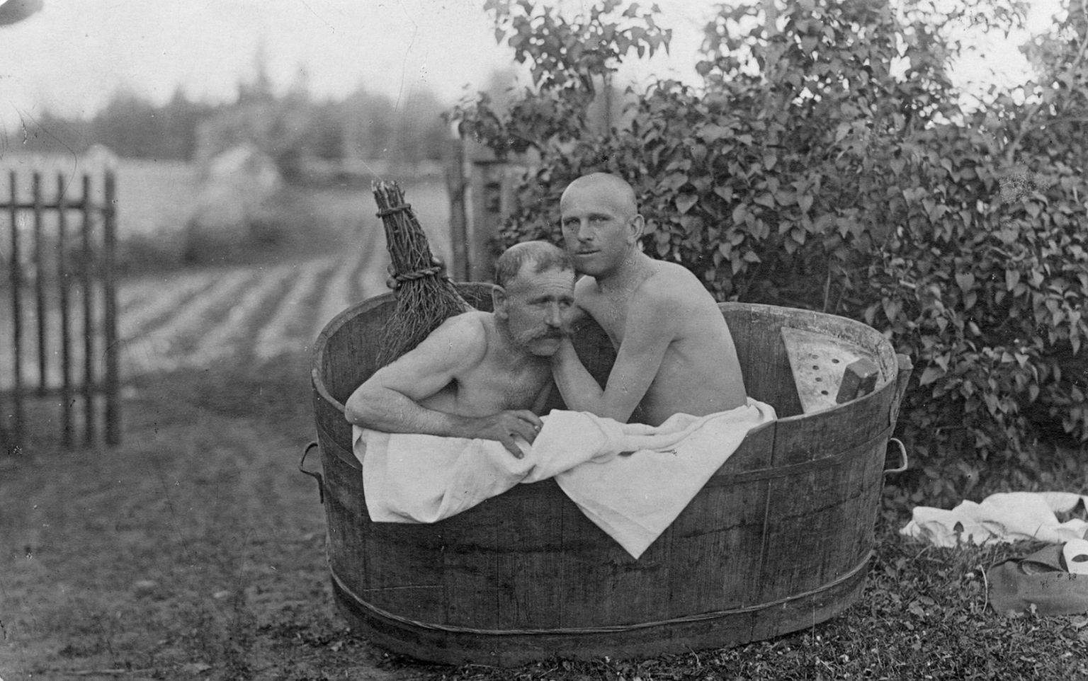 Kui sauna käepärast polnud, pesti ennast suurtes vannides nagu sellel 1920. aastaist pärit naljapildil.