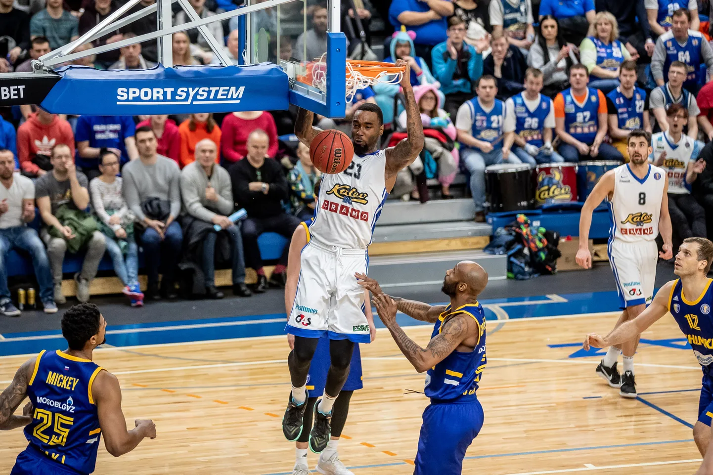 Arnett Moultrie surub mängus Himkiga palli pealt.