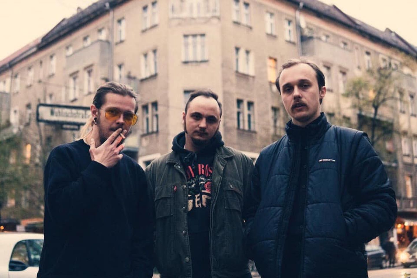 Белорусская группа "Молчат Дома" из Минска, столицы Беларуси, работает на стыке пост-панка, new wave и мрачного синти-попа и играет музыку, которая одновременно и гнетущая, и танцевальная.