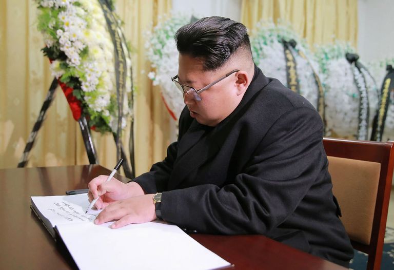 Põhja-Korea juht Kim Jong-un kirjutamas
