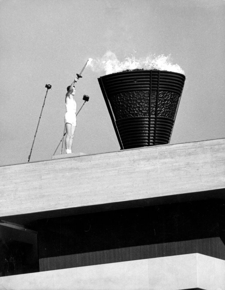 19-aastane Yoshinari Saki Tokyo olümpiatuld süütamas 1964. aastal