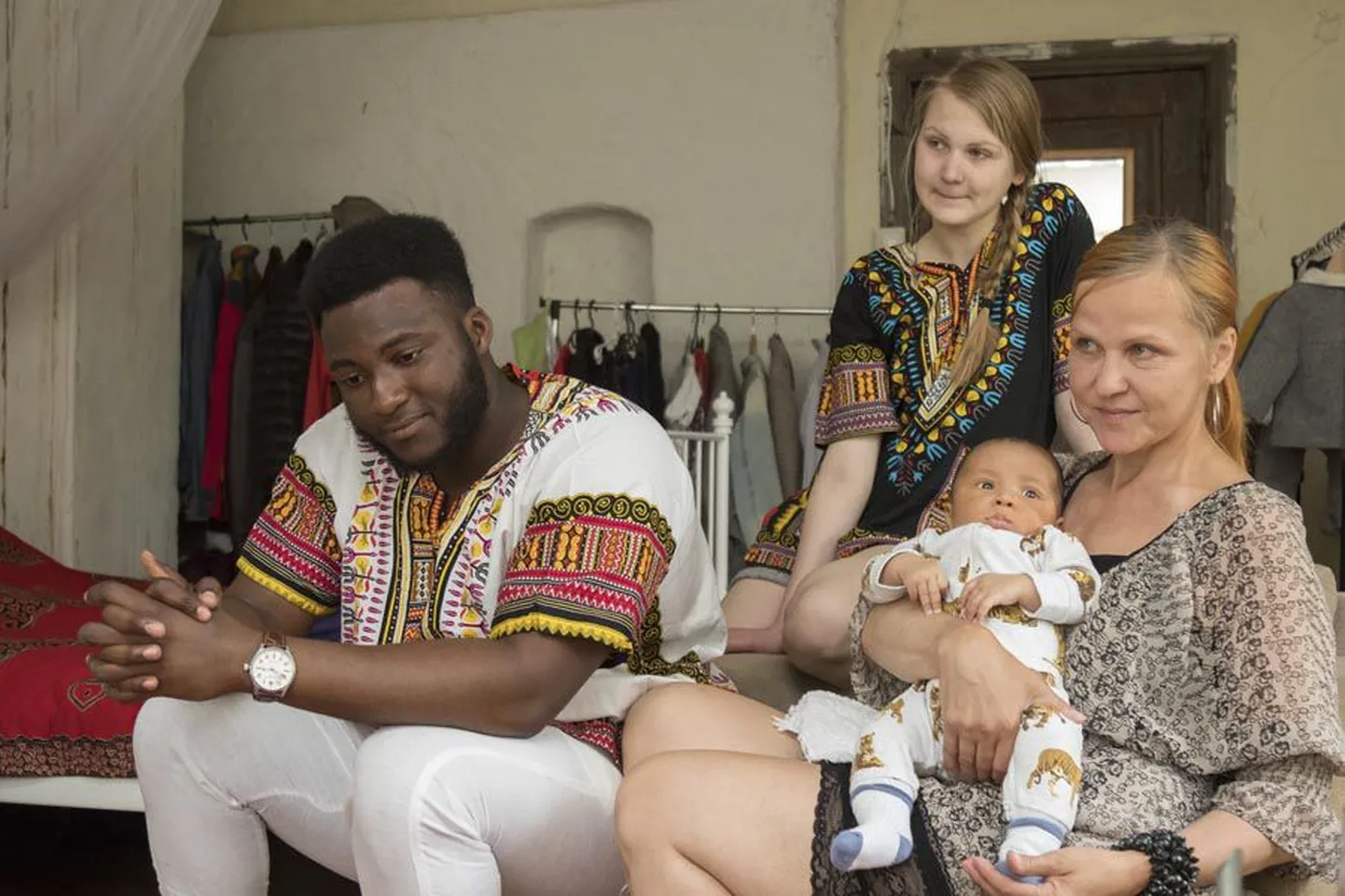 Gilbert ja Annika Jones pisipoeg Stig Ansongiga. Tagaplaanil Annika tütar Anni.
