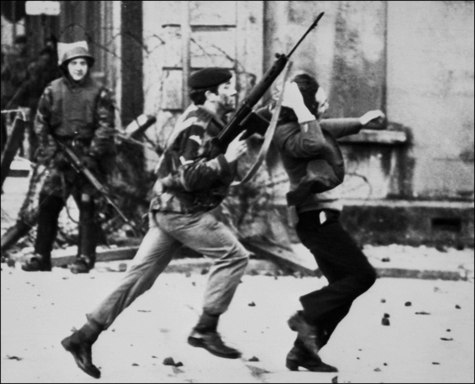 Briti sõdur 1972. aasta 30. jaanuaril Derrys meeleavaldajat lohistamas. Hiljem sai see sündmus tuntuks verise pühapäevana. 