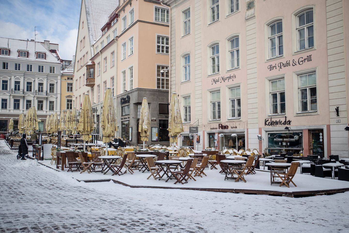 Весенний снег в Старом городе. Снимок иллюстративный.