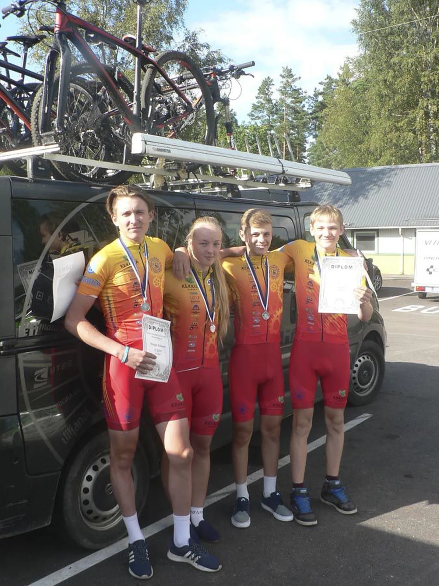 Viljandi rattaklubi võistkond sai Eesti jalgratturite teatekrossi meistrivõistlustel hõbemedali.