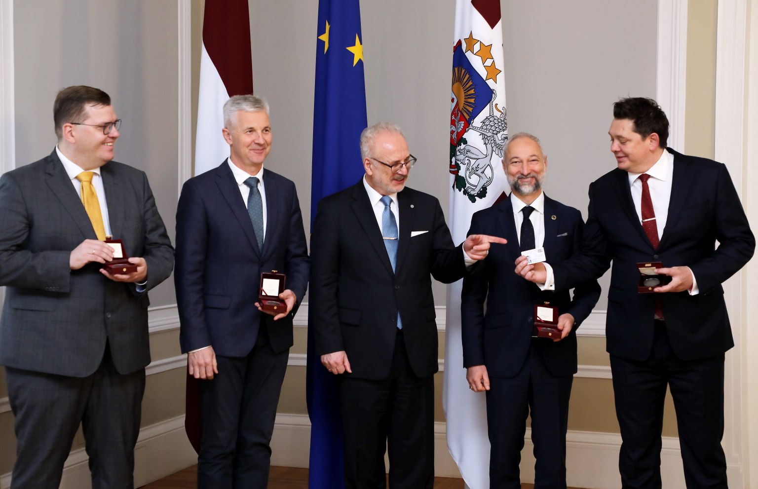 Юрис Пуце (слева), Артис Пабрикс, Эгил Левитс, Янис Борданс и Артус Кайминьш на церемонии награждения медалью президента в Рижском замке