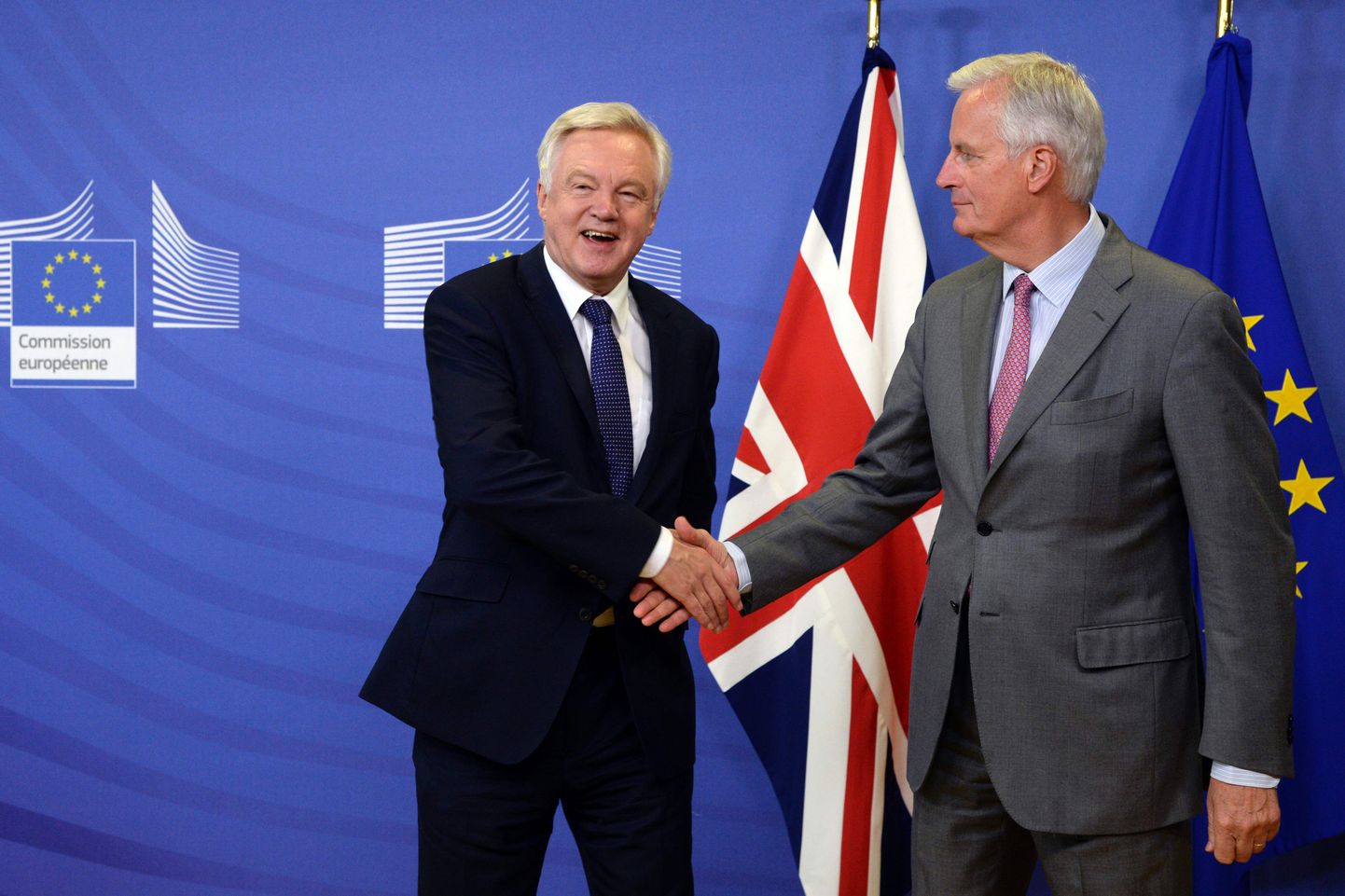 Suurbritannia poolt Brexiti kõnelusi juhtiv David Davis (vasakul) surub 17. juulil kätt Euroopa Komisjoni poolse Brexiti läbirääkija Michel Barnieriga (paremal).