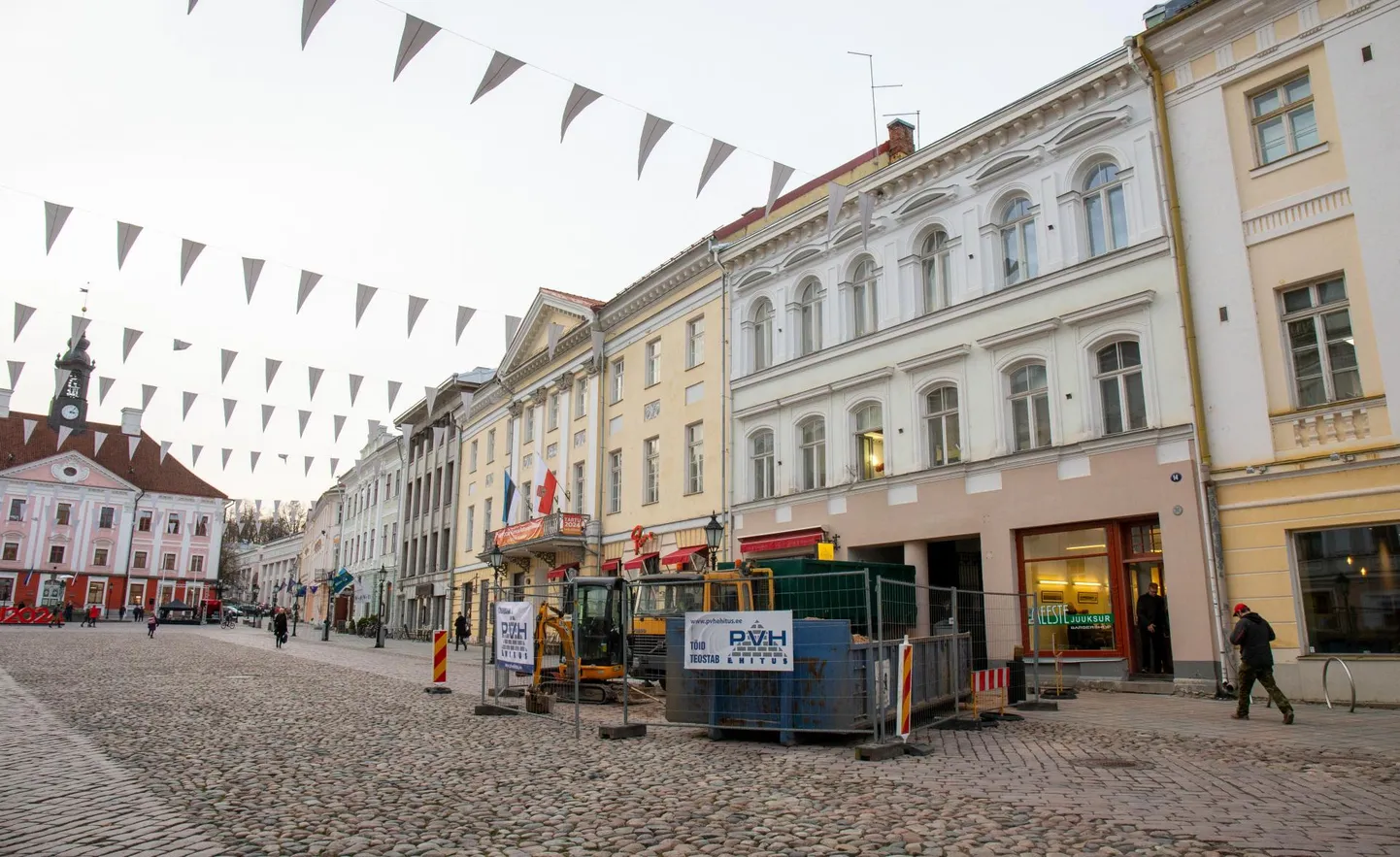 Nädal tagasi seisid Raekoja plats 14 maja ees konteinerid ehitusprahi jaoks ning tarvis läks ka veoki ja miniekskavaatori abi.