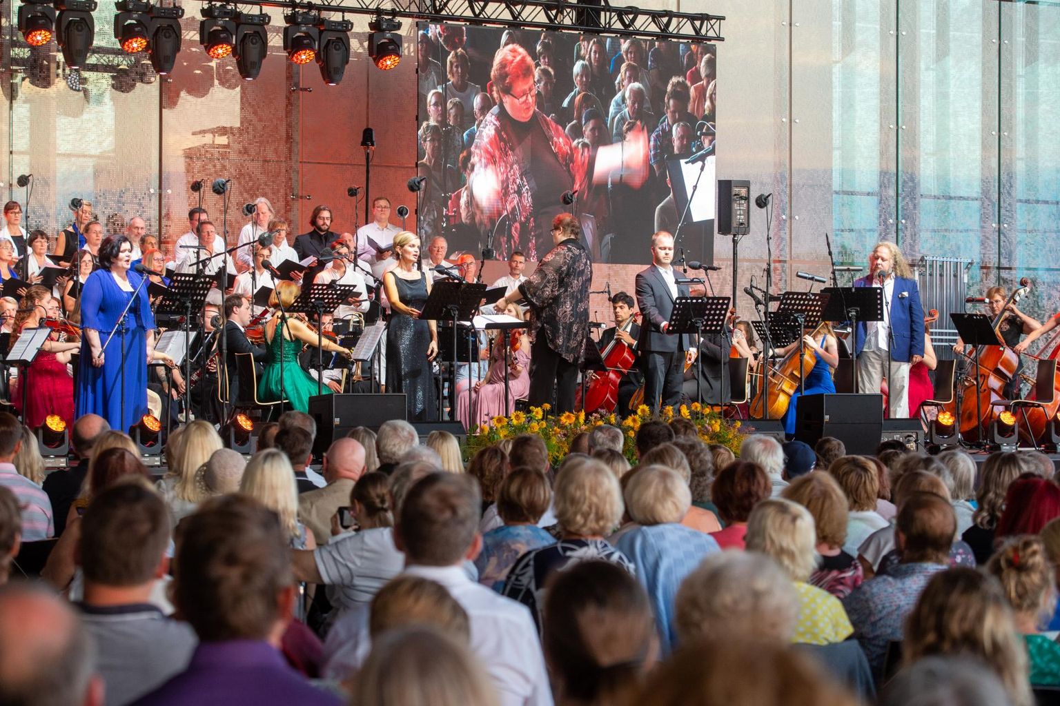 Taasiseseisvumispäeva kontsert «Usk. Lootus. Armastus!» ERMi suvelaval mullu. Suurel ekraanil dirigent Lilyan Kaiv.