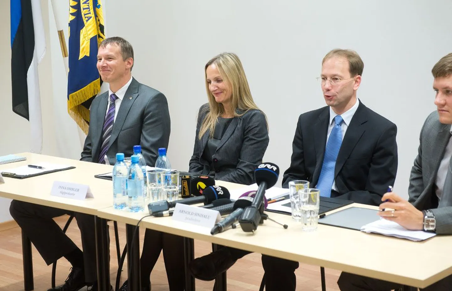 Eilsel pressikonverentsil kirjeldasid riigireetur Vladimir Veitmani tekitatud kahju ulatust ja tema tabamist riigi peaprokurör Norman Aas (vasakult), riigiprokurör Inna Ombler ning kaitsepolitseiameti peadirektor Arnold Sinisalu.