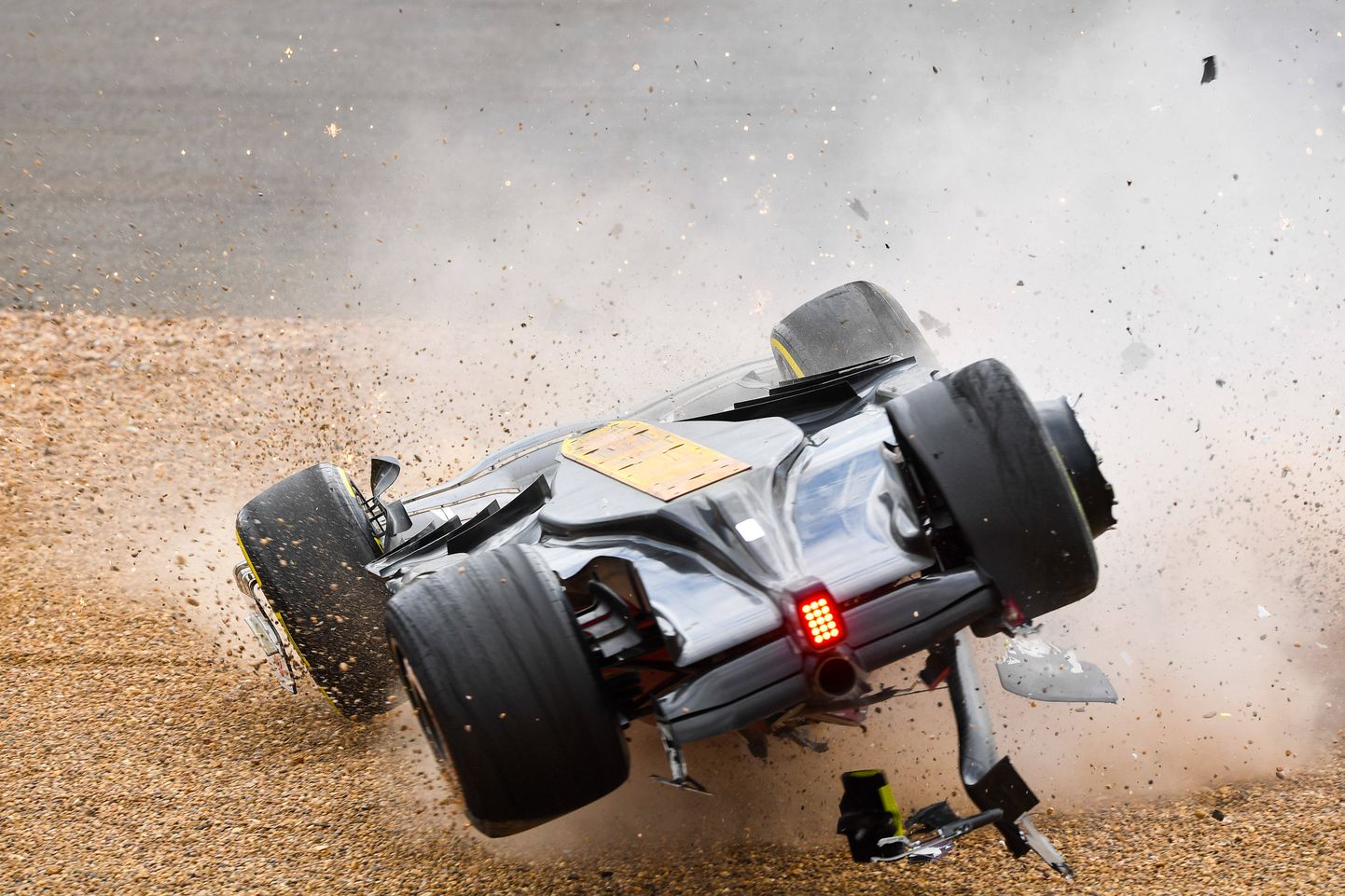 На старте гонки Гран-при Великобритании в жуткую аварию попал пилот Альфа Ромео Гуанью Чжоу.
