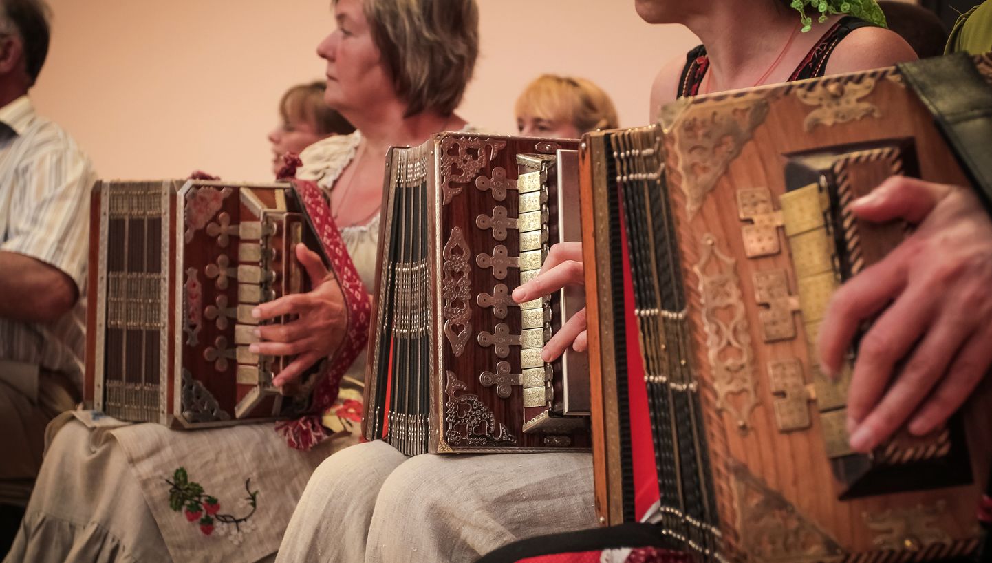 Rääma folklooripeol astuvad teiste seas üles Pärnu Lõõtspillihaigete Seltsi moosekandid.