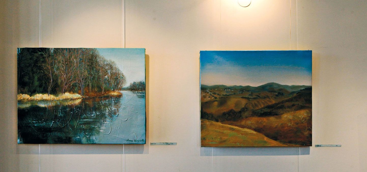 Anne Vasara maalid «Alats­­kivi järv» (vasakult) ja «Siena lähedal».