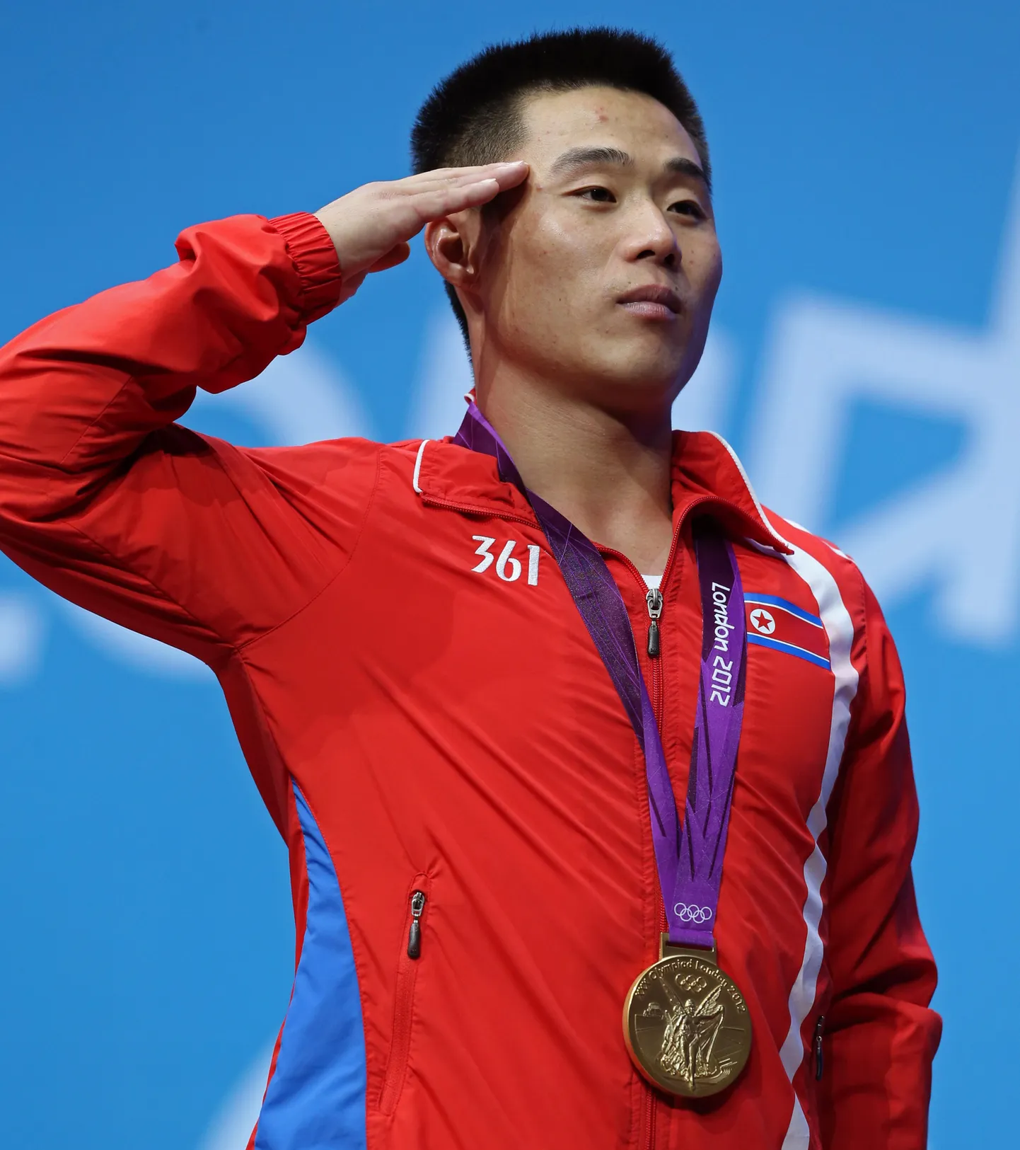 Põhja-Korea tõstja Kim Un Guk medalitseremoonial.