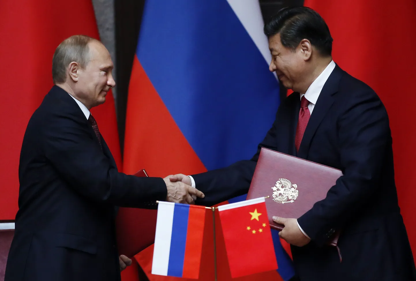 Меморандум об инвестициях в строительство железнодорожного моста был подписан по итогам переговоров лидеров России Владимира Путина и Китая Си Цзиньпиня во вторник.