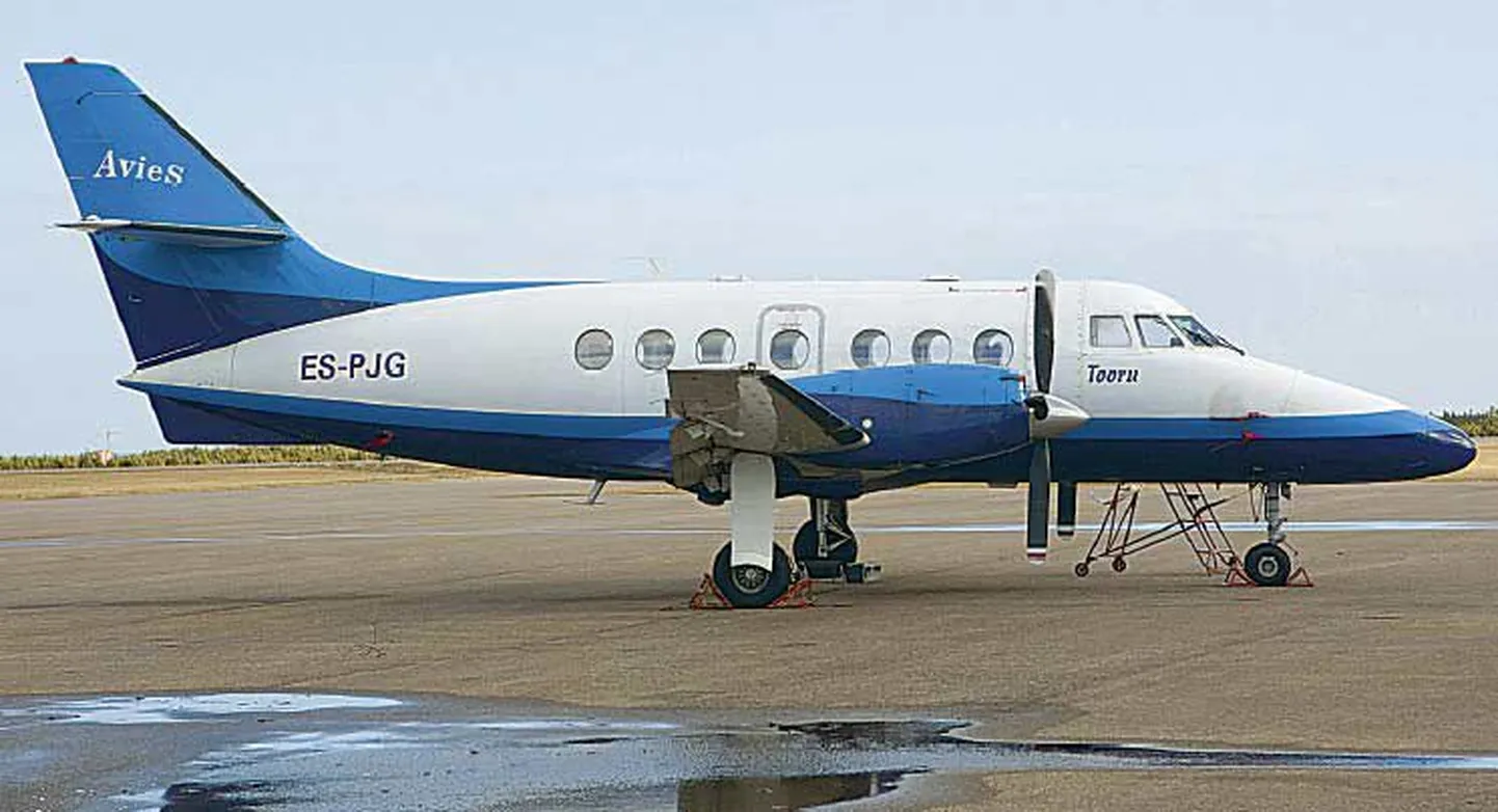 Aviesi lennuk JetStream 31 Kuressaare lennuväljal
