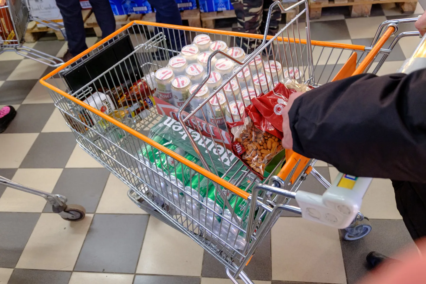 Alko 1000 Market alkopood Eesti-Läti piiril.