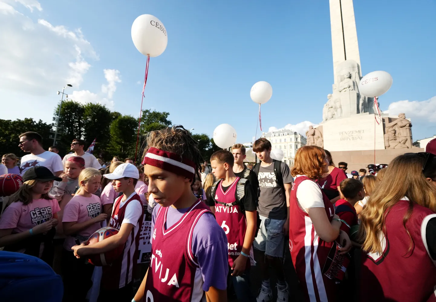 Pie Brīvības pieminekļa sagaida Latvijas vīriešu basketbola izlasi pēc piektās vietas iegūšanas Pasaules kausā basketbolā Manilā.