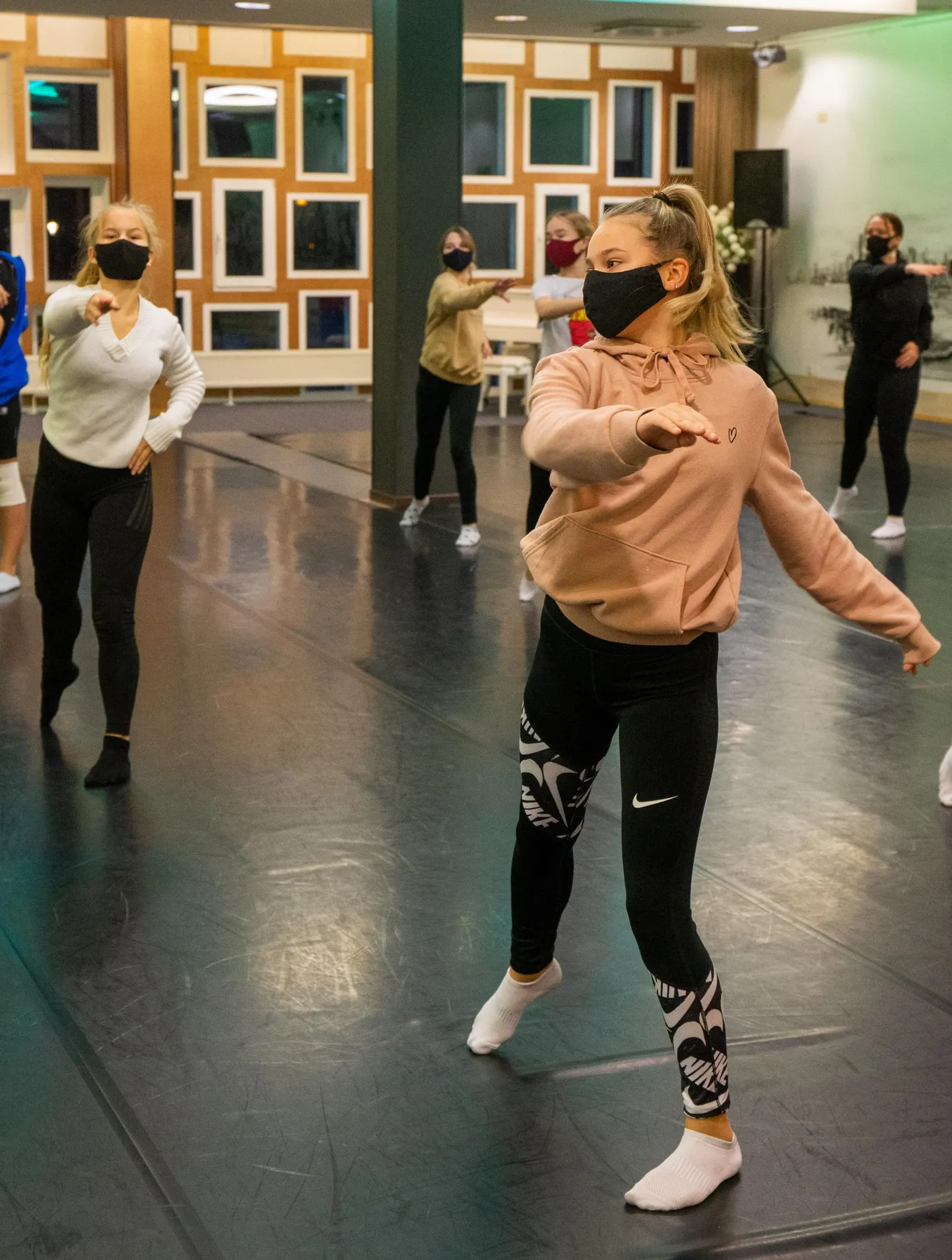 Tantsukoolis Shaté käivad trennid juba praegu hajutatult ja võimaluse korral maskides. Esmaspäevast võib aga ühes treeningurühmas olla vaid kuni kümme inimest.