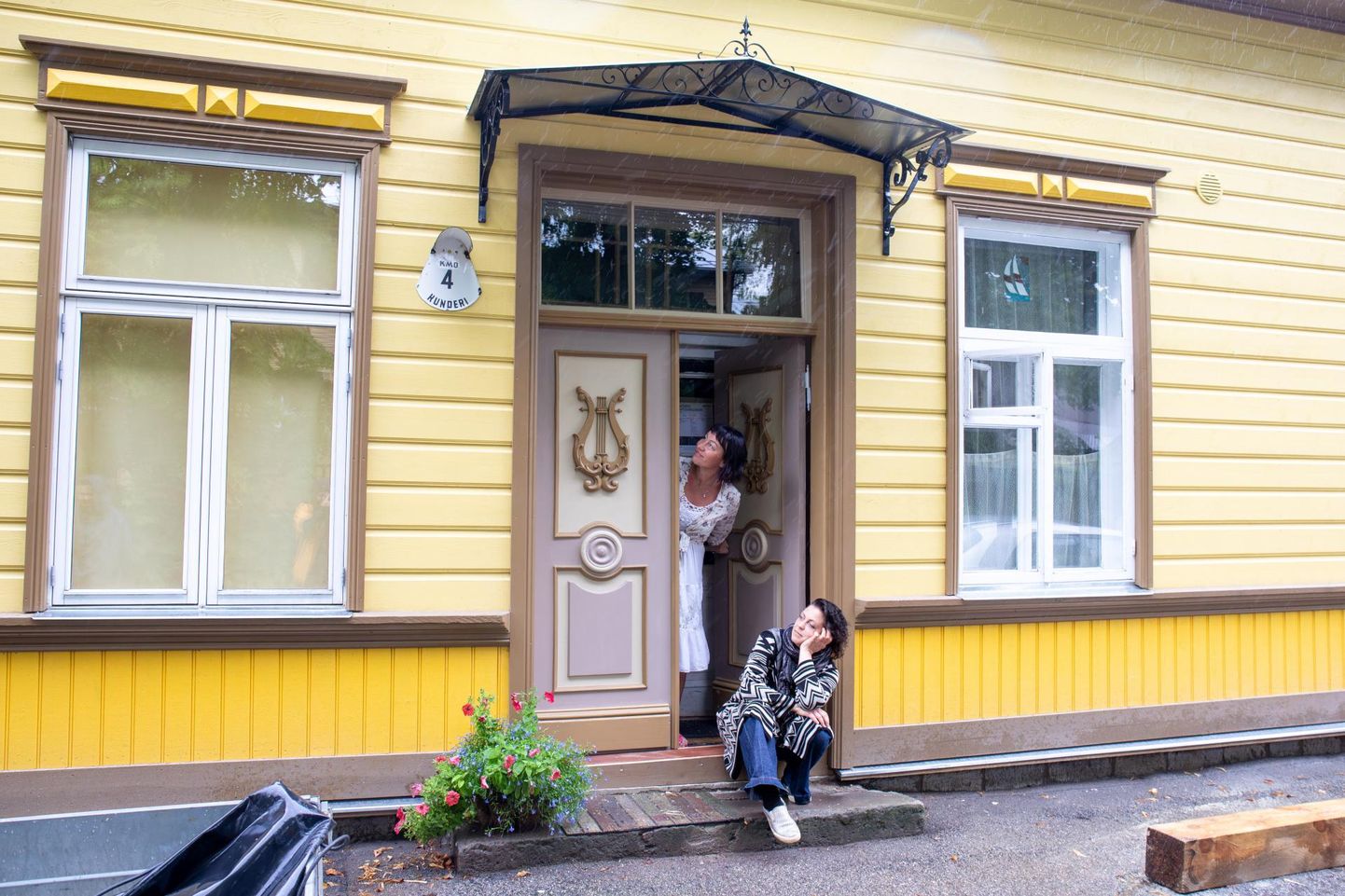 Uks on ees! Trepil istub restauraator Kerttu Küünarpuu, koridorist piilub maja elanik Kristina Nurmetalu.