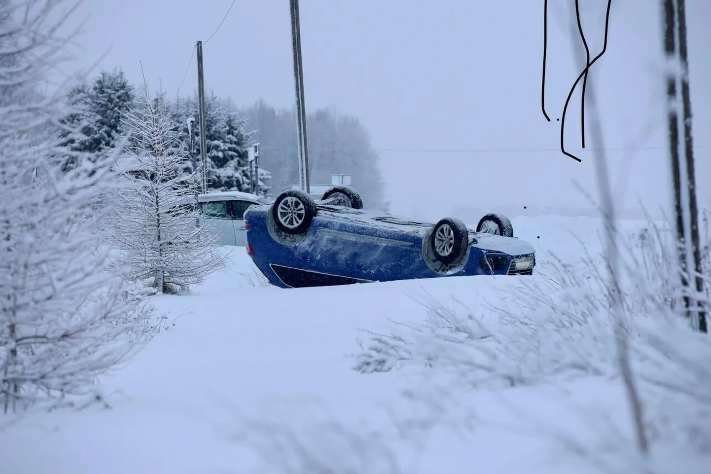 Auto paiskus ristmikul katusele.
