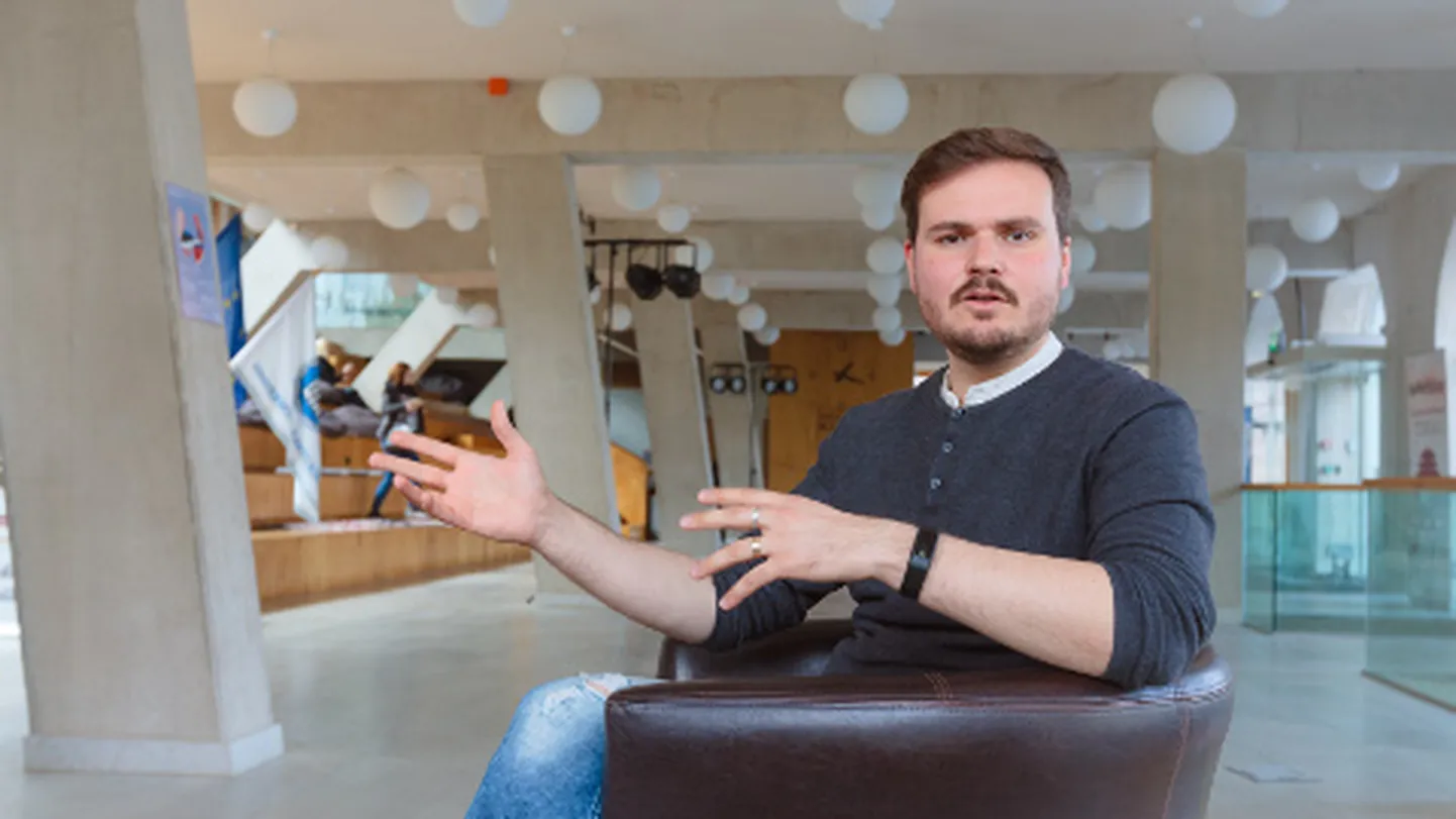 Ivan Sergejevi kinnitust mööda on Narva kolledž, mille heledas fuajees see intervjuu sündis, väga tähtis objekt ning seda näitab ta kohaliku vaatamisväärsusena ka kõikidele oma külalistele.