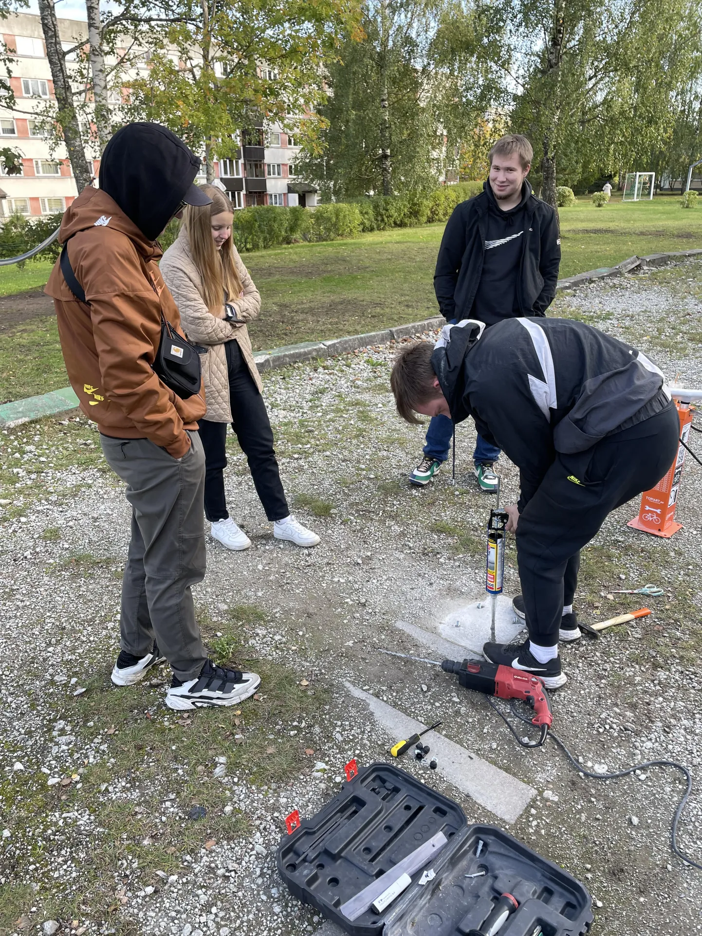 Noored mõtlesid rattahooldusjaama ise välja ja paigaldasid selle samuti ise.