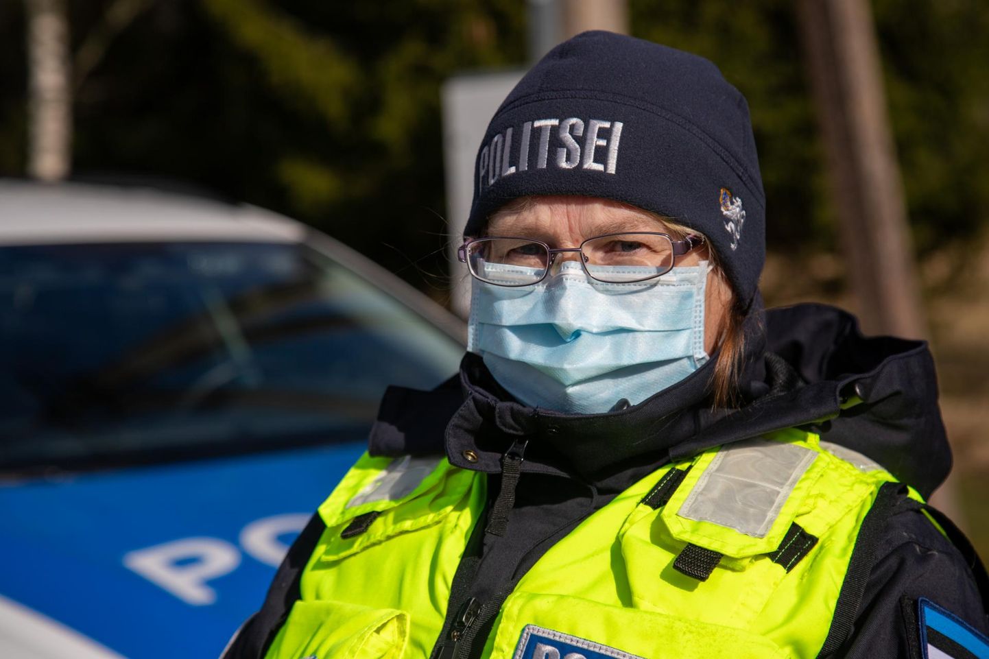 Estonian police carrying out home visits and making phone calls to people who are supposed to stay at home.