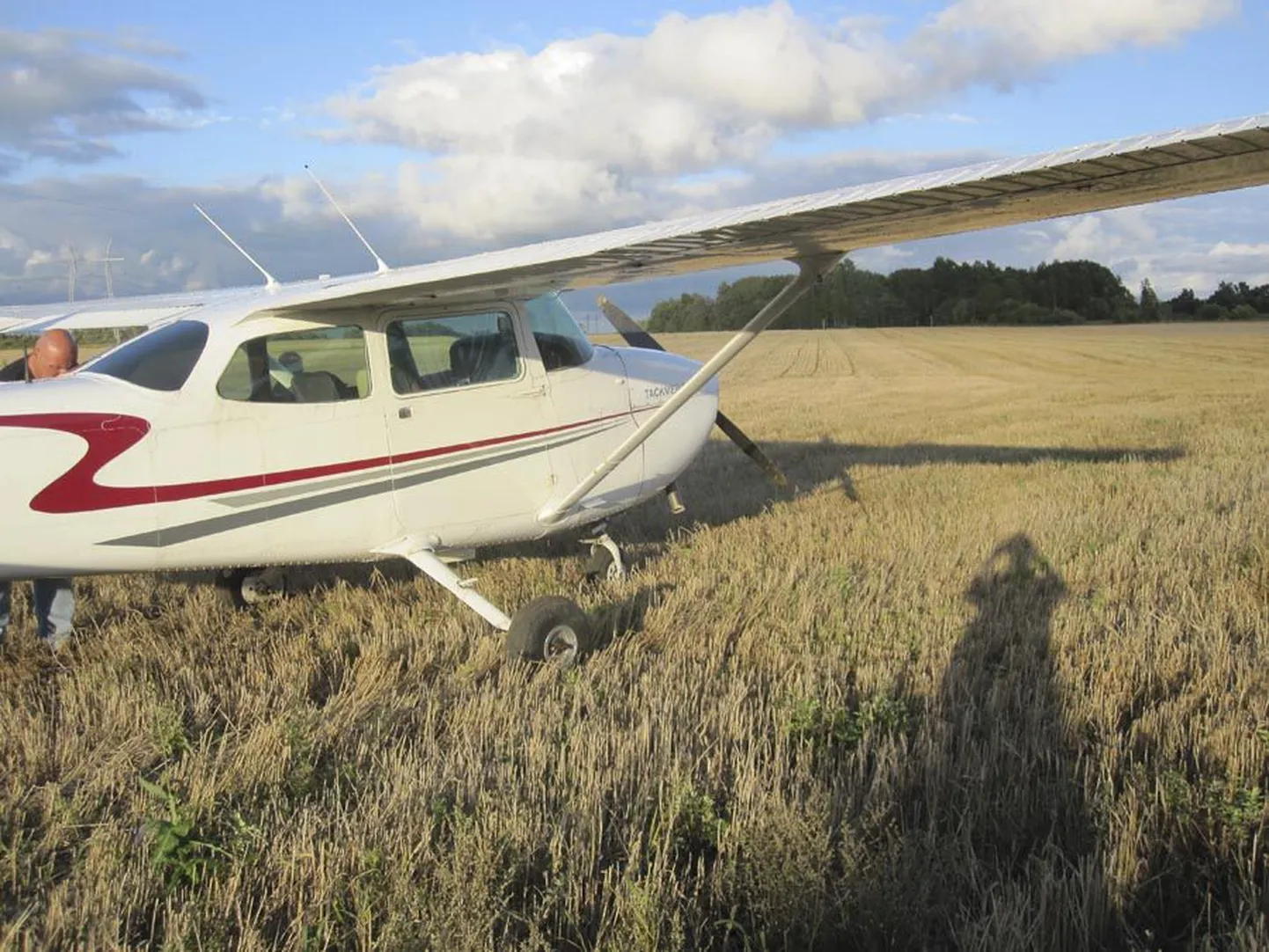 Hendrik Aguri lennuk maandus olude sunnil kõrrepõllul, aga kõik lõppes hästi.