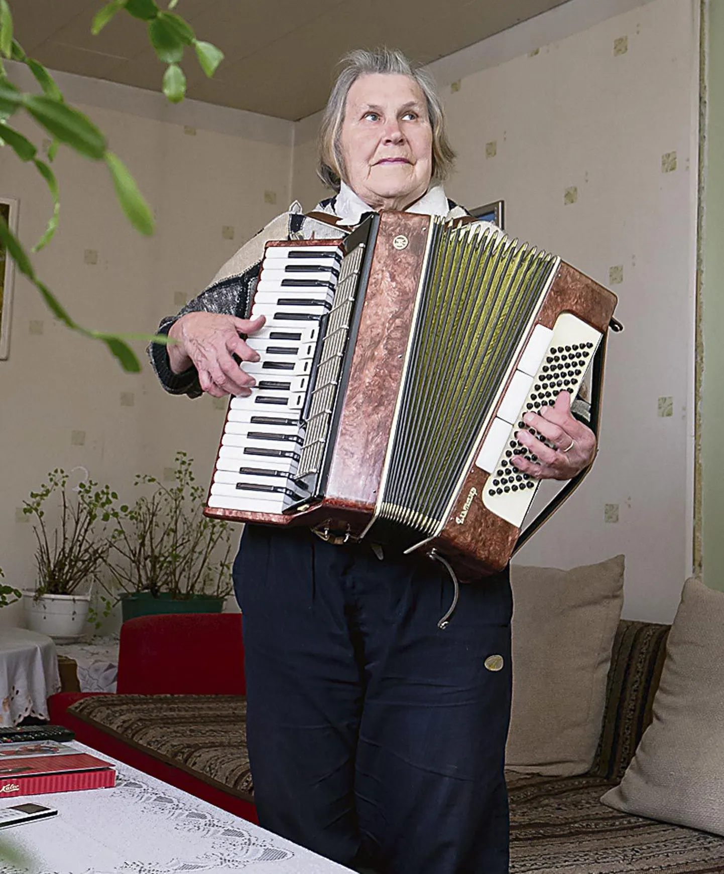 “Noodist ei tea mina ööd ega mütsi, mängin kuulmise järgi,” ütleb Riisa ainus külapillimees Elve Roostalu.