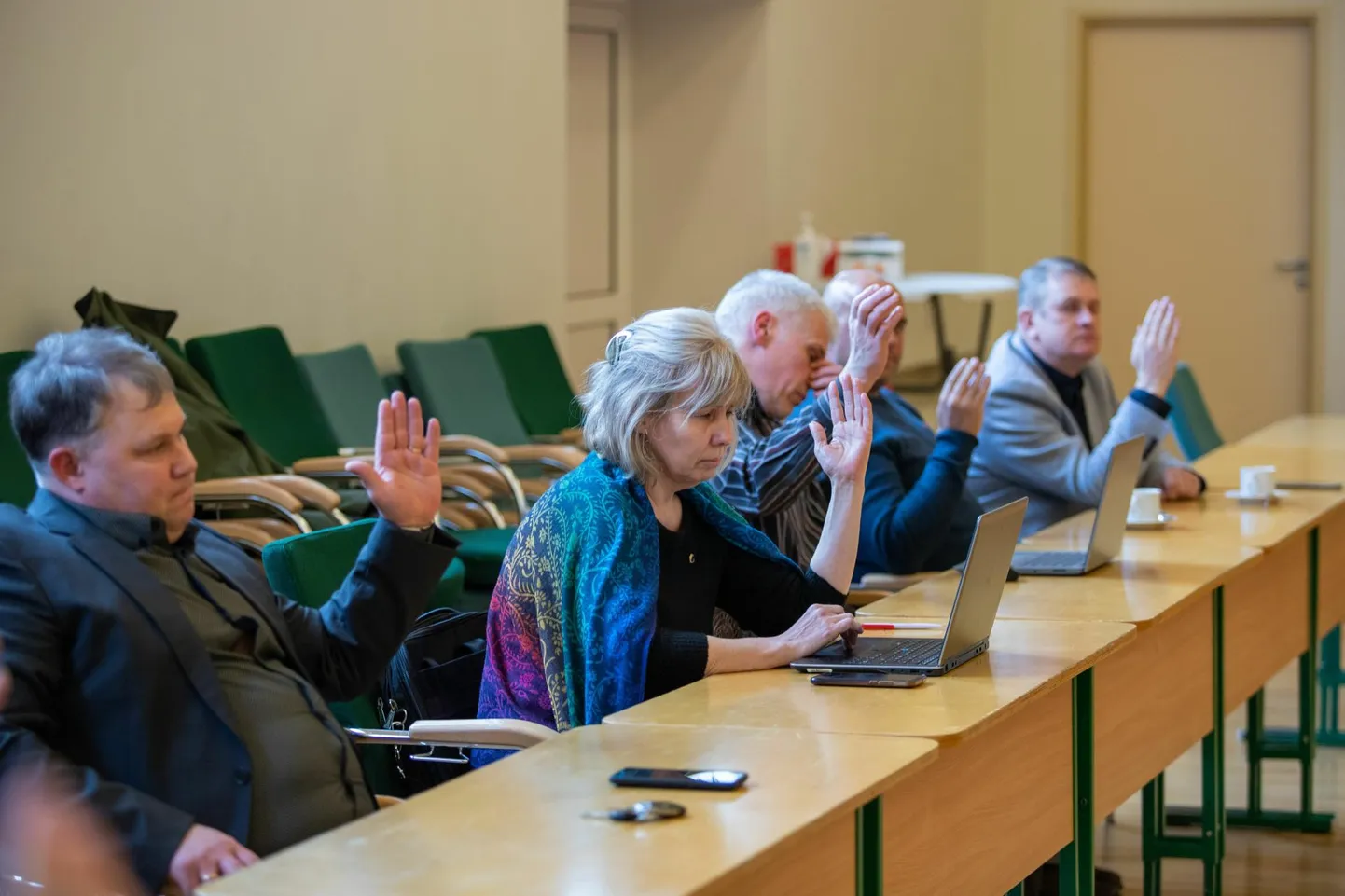 Kui 7. aprillil kogunes Põhja-Sakala volikogu, et valida uut vallavanemat, läks Kogukonna Häälest paar häält vastaspoolele. Kui siis oli sellest tulemusest keeruline mingeid järeldusi teha, siis selle nädala istung näitas, et suurim volikogu esindus on pooleks.