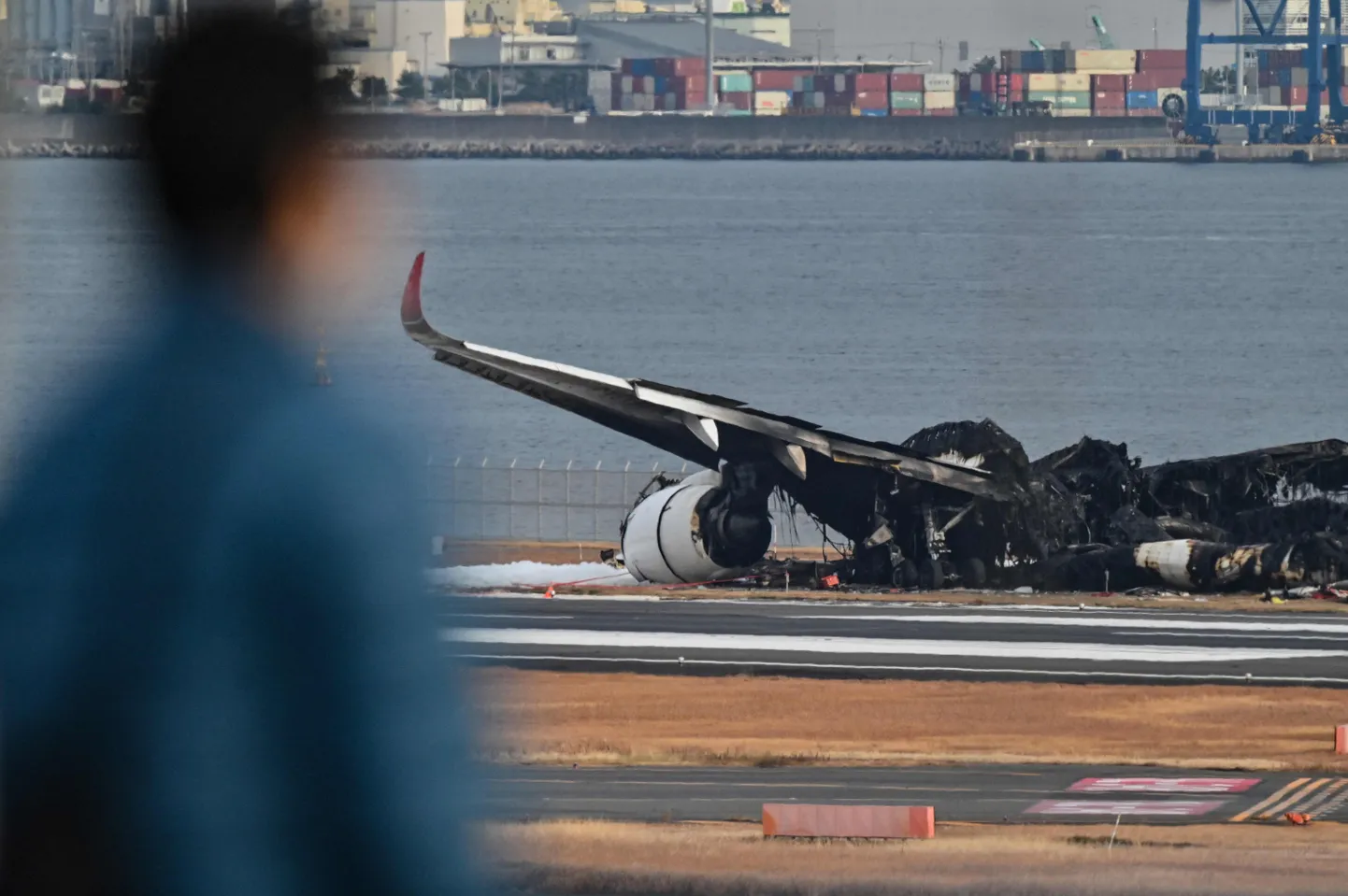 Põlenud Japan Airlinesi lennuk Haneda lennuväljal Tokyos.