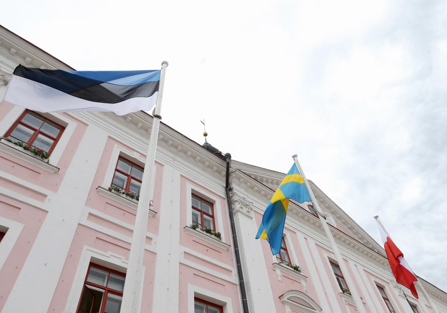 Rootsil on Eestis ajaloolised huvid ja suhted. Tartu ja Uppsala tähistamas koostöösuhete 30. aastapäeva. Selle tähistamiseks oli Tartu raekoja ette heisatud Rootsi lipp.
 