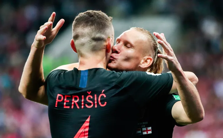 Domagoj Vida musitab viigivärava löönud Ivan Perisicit.