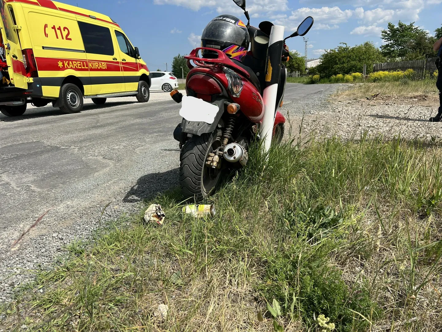 Mopeedijuht sai kokkupõrkes kannatada ja viidi haiglasse. Pilt on illustreeriv.