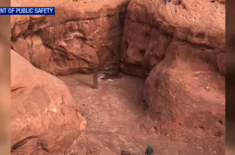 USA Utah kivikõrbest leiti kummaline monoliit