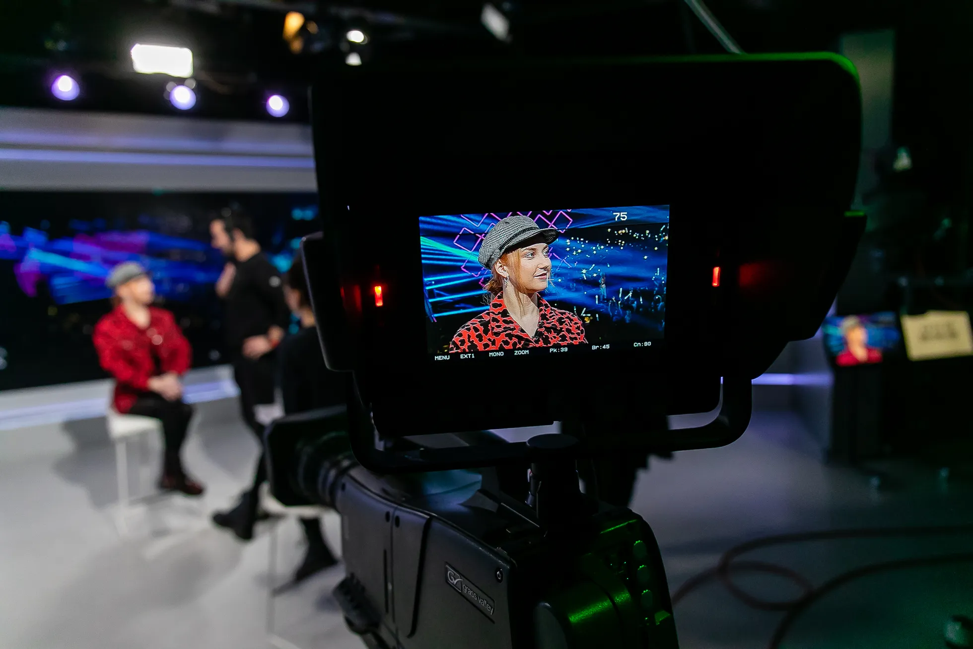Hetk enne salvestust. Inga istumas ETV toimetaja Mai pallingu ees, operaator seisab tema kohal ja jagab kommentaare. Kuigi Inga oli alles neli päeva varem teisest poolfinaalist edasi saanud, siis algas tol päeval tema teekond finaali.
Sama päeva hommikul oli Inga käinud koos teiste finalistidega Tallinki laeval pressikonverentsil ning nüüd salvestati ükshaaval, kuid üheskoos 15. veebruari õhtuks Eesti Laulu erisaadet.
Tolleks hetkeks oli suurfinaalini jäänud 10 päeva.
