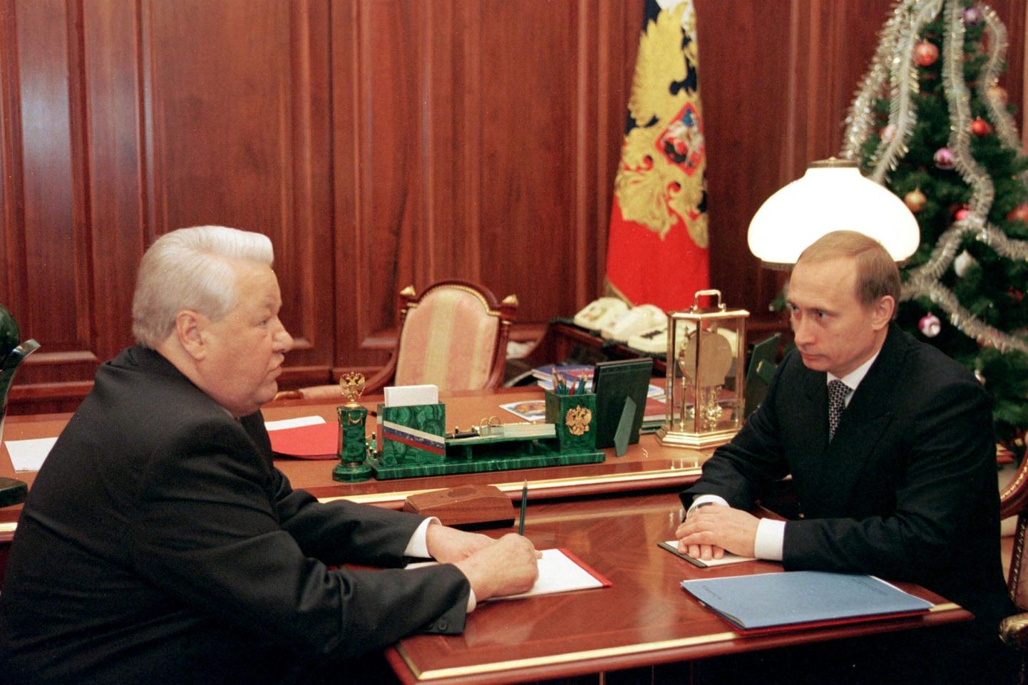 Venemaa president Boriss Jeltsin räägib toonase peaminister Vladimir Putiniga Kremlis 31. detsembril 1999. a. Samal päeval astus Jeltsin tagasi.